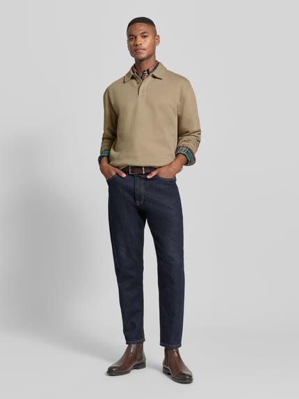 Männermodel trägt Poloshirt mit gerippten Abschlüssen von MCNEAL aus Baumwoll-Mix, lockerem Schnitt, Polokragen, Knopfleiste, Ganzkörperansicht von vorne.