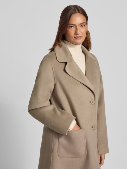 Modelka nosi Regular Fit Mantel aus Woll-Mix mit Reverskragen von Fuchs Schmitt, beżowy, nakładane kieszenie, mieszanka wełny, listwa z 2 guzikami, Ganzkörperansicht z przodu