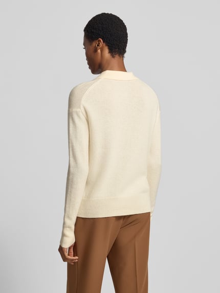 Frauenmodel trägt Strick-Poloshirt aus Woll-Kaschmir-Mix Modell 'SORMA' von Marella in Creme, langärmlig, gerippte Abschlüsse, Rückansicht.
