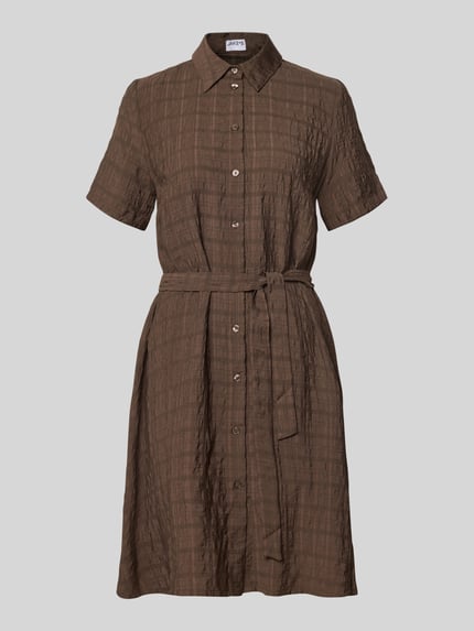 Produktfoto, Hemdblusenkleid aus Viskose-Lyocell-Mix mit Bindegürtel von Jake*s Casual, braun, A-Linie, Strukturmuster, Knielänge, Hemdblusenkragen, kurze Ärmel