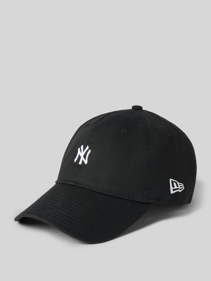 Produktfoto, schwarze Basecap mit Logo-Stitchings Modell '9TWENTY' von New Era aus Baumwolle, verstärkter Schirm, Rückseite verstellbar.