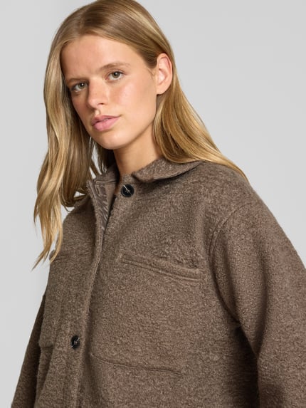 Frauenmodel trägt Relaxed Fit Fleecejacke mit aufgesetzten Taschen von PIECES, braun, strukturierte Oberfläche, Nahaufnahme Oberkörper, Damen Fleecejacke von PIECES.