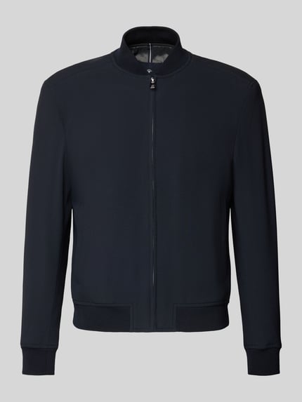 Productfoto, donkerblauwe bomberjack van materiaal-mix met stretch, rechte fit, korte opstaande kraag, rits, zij-ingrijptassen, ribboorden, model 'Indro' van JOOP! Collection, context heren bomberjack met lengte 65 cm, schouderbreedte 50 cm, borstwijdte 58 cm, mouwlengte 64 cm.
