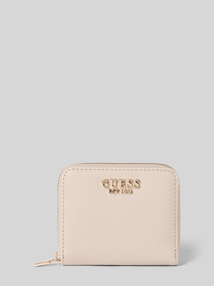 Produktfoto, beigefarbenes Portemonnaie in Leder-Optik Modell 'Laurel' von Guess mit goldener Logo-Applikation und Reißverschluss, strukturierte Oberfläche