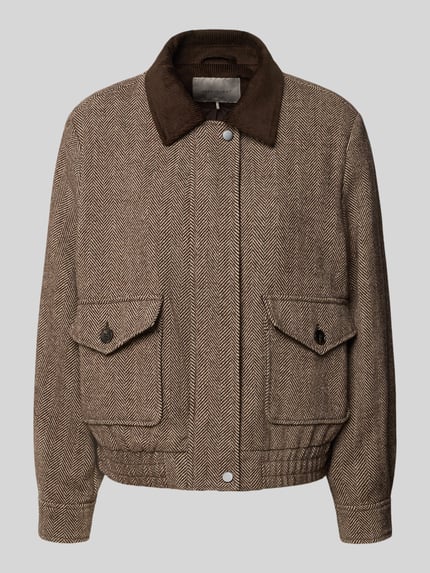 Produktfoto, Jacke mit Woll-Anteil und Pattentaschen Modell 'Mila' von FREE/QUENT, Materiaalmix met wol, recht model, Kentkraag in corduroy look, drukknoop- en ritssluiting, klepzakken met knoopsluiting, elastische zoom, kleur bruin met visgraatpatroon, textuur grof geweven.