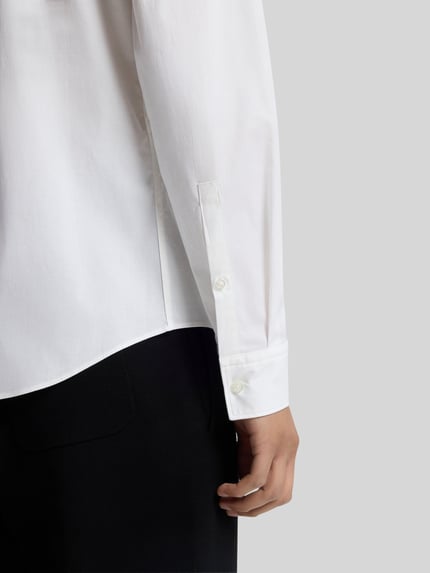 Mężczyzna nosi Slim Fit Freizeithemd aus Baumwoll-Mix Modell 'ERMO' od HUGO, biały kolor, długi rękaw, krój slim fit, zbliżenie na rękaw.