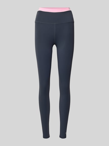 Produktfoto, High Rise Leggings mit Logo von P.E Nation in Dunkelgrau mit rosa Bund, körpernaher Schnitt, glatte Stretch-Oberfläche
