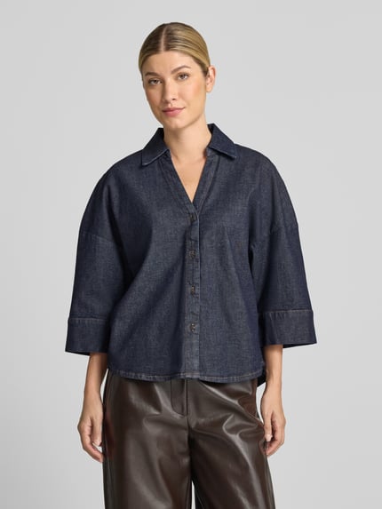 Vrouwenmodel draagt Relaxed Fit jeansblouse uit katoenmix van Tom Tailor, donkerblauw, gladde textuur, Dames jeansblouse, Nahaufnahme Oberkörper