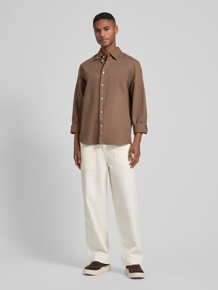 Männermodel trägt Regular Fit Freizeithemd aus Leinen-Baumwoll-Mix Modell 'CLAY LINENBLEND' von SELECTED HOMME in Braun, Ganzkörperansicht von vorne