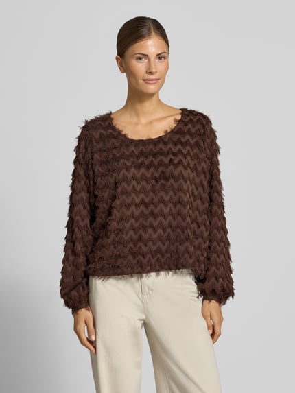 Frauenmodel trägt Cropped Blusentop mit strukturierter Oberfläche von Selected, unifarben, Strickoptik, Relaxed Fit, Nahaufnahme Oberkörper.