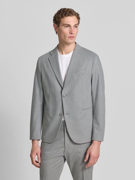 Männermodel trägt Sakko mit Reverskragen und Brustleistentasche Modell 'CATORY' von Drykorn im Regular-Fit, Material-Mix mit Viskose-Anteil, graue Farbe, Knopfverschluss, seitliche Leistentaschen, glatte Textur, Ganzkörperansicht von vorne. Kontext: Herren Sakko, Rückenlänge 72 cm, Schulterbreite 50 cm, Ärmellänge 66 cm.
