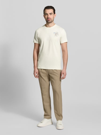 Männermodel trägt T-Shirt mit Motiv-Print und Rundhalsausschnitt von Manuel Ritz, cremefarben, Regular Fit, reine Baumwolle, Ganzkörperansicht von vorne.