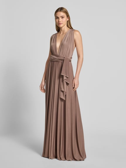 Vrouwenmodel draagt avondjurk met rugzijde binding en V-hals van Rose Avenue, getailleerd model, maxi-jurk, drapering, Ganzkörperansicht van voren.