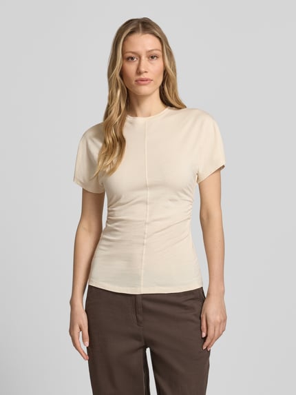 Vrouwenmodel draagt T-shirt uit katoen met ronde hals van Jake*s Casual, slim fit, deelnaad, ruglengte maat S 61 cm, geheellichaamsaanzicht van voren.