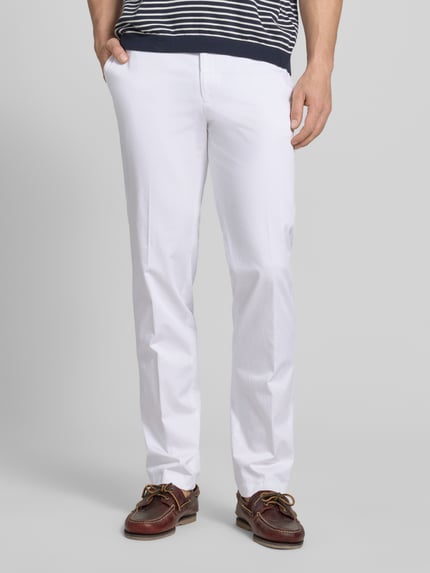 Mannenmodel draagt Regular Fit Chino met steekzakken model 'Peaker' van Hiltl, katoen-elastaanmix, voorkant volledige lichaamsopname
