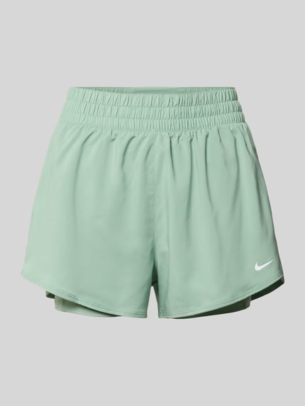 Produktfoto, Shorts im 2-in-1-Look mit Logo von NIKE TRAINING in hellem Mintgrün, elastischer Bund, glatte Struktur, Regular Fit