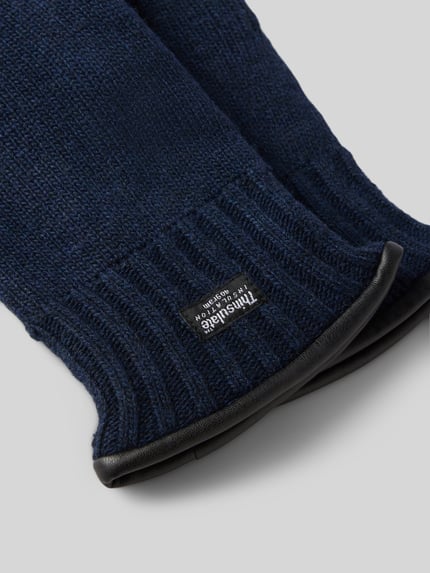 Produktfoto, Handschuhe aus reiner Wolle von EEM, dunkelblau, Strick-Optik, eingefasste Abschlüsse, unifarbenes Design, Nahaufnahme