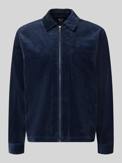 Produktfoto, Regular Fit Hemdjacke aus Cord mit Brusttasche von MCNEAL in Dunkelblau, Baumwoll-Elasthan-Mix, Kentkragen, Reißverschluss, strukturierte Oberfläche, Rückenlänge Größe M 70 cm.