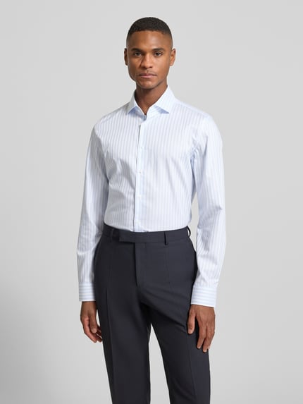 Männermodel trägt Slim Fit Business Hemd aus Baumwolle mit Kentkragen von SEIDENSTICKER, hellblau-weiß gestreift, Ganzkörperansicht von vorne. Rückenlänge 78 cm, Schulterbreite 44 cm, Ärmellänge 66 cm, Knopfleiste.