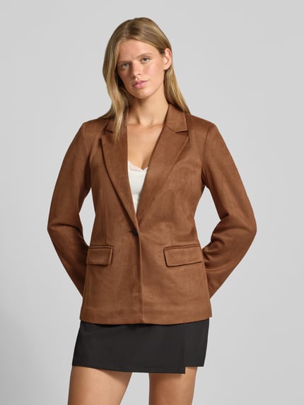 Frauenmodel trägt taillierten Kurzblazer mit Reverskragen Modell 'ADDI' von ONLY, braune Farbe, glatte Textur, Ganzkörperansicht von vorne, Damen Kurzblazer von ONLY.