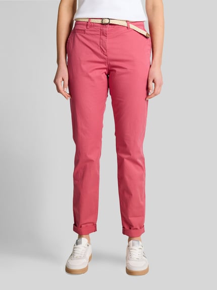 Frauenmodel trägt Slim Fit Chino aus Baumwoll-Mix von Tom Tailor in Rosa mit Gürtelschlaufen, kontrastierenden Nähten und Gürtel, Nahaufnahme Oberkörper.