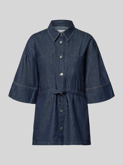 Produktfoto, Hemdbluse in Denim-Optik mit Brusttaschen von Comma aus reiner Baumwolle, taillierte Passform, Halbarm, Hemdblusenkragen, durchgängige Knopfleiste, Tunnelzug in der Taille, strukturierte dunkelblaue Oberfläche, Kontrastnähte.