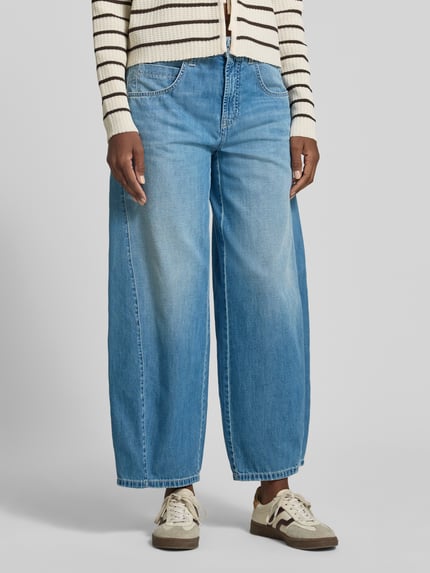 Frauenmodel trägt Barrel Fit Jeans aus reiner bawełna Modell 'ORLA' von Cambio, stylizowana na denim, krój barrel fit, długość skrócona, wysoki stan, naszywka z logo, szlufki na pasek, zapięcie na guzik i kryty zamek błyskawiczny, 5 kieszeni, bawełna, Ganzkörperansicht von vorne.