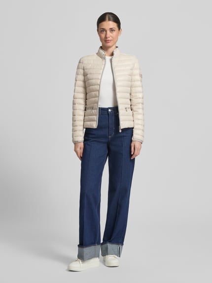 Vrouwenmodel draagt Steppjacke mit Reißverschlusstaschen Modell 'SISTER JUDY' van Frieda & Freddies, slim fit, staande kraag, ivoor, mat oppervlak, lichte quiltstructuur, vooraanzicht volledige lichaamsopname.