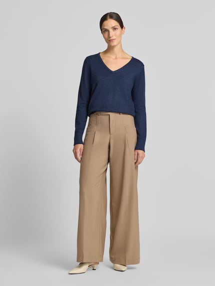 Vrouwenmodel draagt Regular Fit Sweatshirt uit viscosemix van Christian Berg Woman, donkerblauw met ribboorden, v-hals, ruglengte maat S 63 cm, mouwlengte maat S 48 cm, volledige lichaamsvoorzijde.