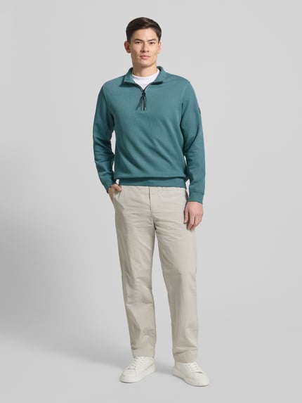 Männermodel draagt Regular Fit Troyer mit Stehkragen und Reißverschluss van Lerros, katoenmix, structuurpatroon, voorkant volledig zicht.
