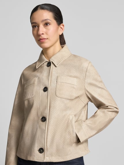 Vrouwenmodel draagt Regular Fit Jacke in Leder-Optik van Amber & June in beige met opgestikte borstzakken, doorlopende knoopsluiting, perforatiestructuur, Umlegekragen en rechte schouders, vooraanzicht bovenlichaam.
