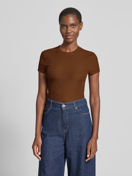 Frauenmodel trägt Cropped T-Shirt mit Rundhalsausschnitt von Stefanel, Braun, Baumwoll-Mix mit Stretch-Anteil, Slim-Fit, Feinripp, Ganzkörperansicht von vorne. Rückenlänge bei Größe S: 53 cm.