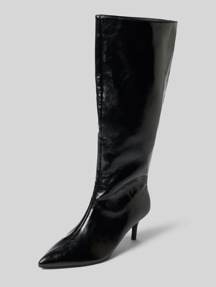 Produktfoto, schwarzer Stiefel mit Pfennigabsatz von BIANCO, spitz zulaufend, glatte Sohle, seitlicher Reißverschluss, Kontext: Damen Stiefel, Absatzhöhe 8 cm, Schafthöhe 41 cm, Schaftweite 20 cm