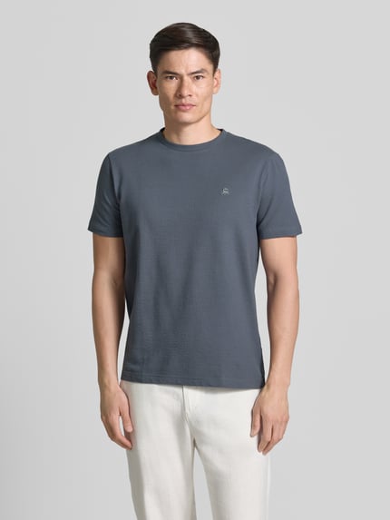 Mannenmodel draagt T-shirt met structuurpatroon en gestikt logo van Lerros in blauw, katoenmix met stretch, regular fit, ronde hals, ruglengte maat M 75 cm, geheellichaamsaanzicht van voren.