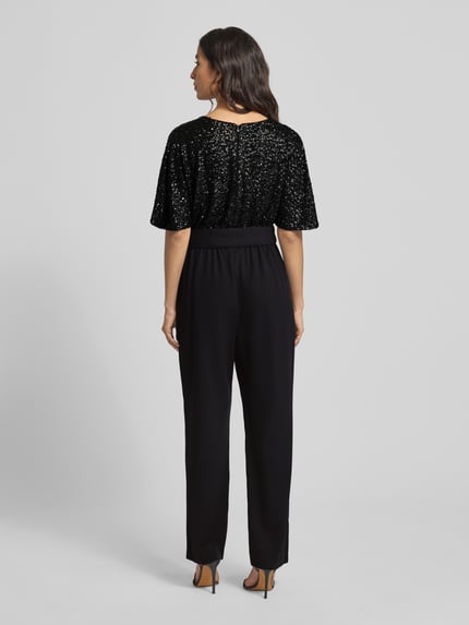 Frauenmodel trägt Taillierter Jumpsuit mit Paillettenbesatz von s.Oliver BLACK LABEL in Optik: Unifarben, Passform: tailliert, Ganzkörperansicht Rückansicht.