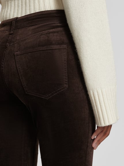 Frauenmodel trägt Slim Fit Hose mit Samtoptik von Marc O'Polo in Dunkelbraun, unifarben mit Struktur und 5-Pocket-Design, Nahaufnahme Rückansicht.