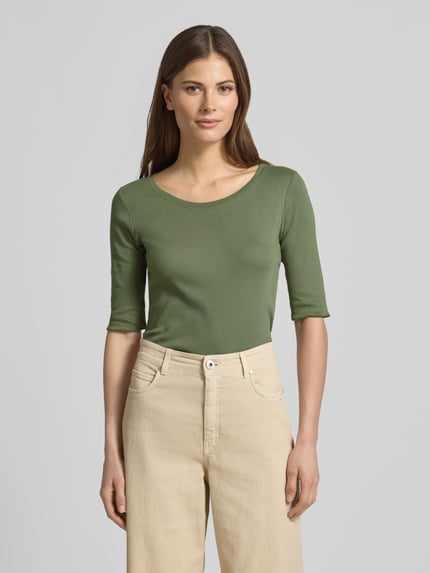 Vrouwenmodel draagt T-Shirt mit Rundhalsausschnitt und 1/2-Arm van Marc Cain in olijfgroen, slim fit, katoen-elastaan mix, voorkant volledige lichaamsweergave.