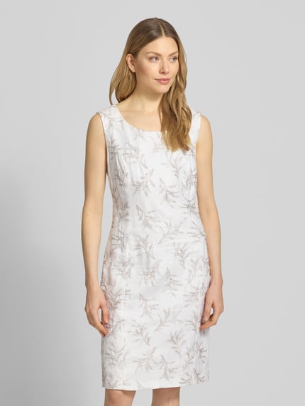 Frauenmodel trägt Knielanges Etuikleid mit Stitchings von WHITE LABEL in Weiß mit floralen Stitchings, Gerader-Schnitt, Rundhalsausschnitt, Ganzkörperansicht von vorne. Rückenlänge 99 cm, Brustweite 42 cm bei Größe 36.