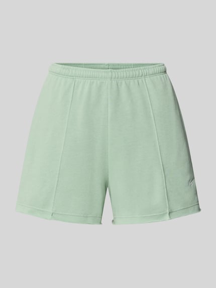 Produktfoto, Regular Fit Shorts mit Tunnelzug von Nike in hellgrünem Baumwoll-Mix, abgerundete Passform, Logo-Stitching, glatte Textur