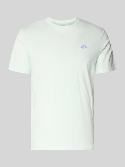 Produktfoto, T-Shirt mit Label-Stitching von Nike, Herren T-Shirt aus Reine Baumwolle, Regular-Fit, Rundhalsausschnitt, Rückenlänge 73 cm in Größe M, helles einfarbiges Design vor grauem Hintergrund