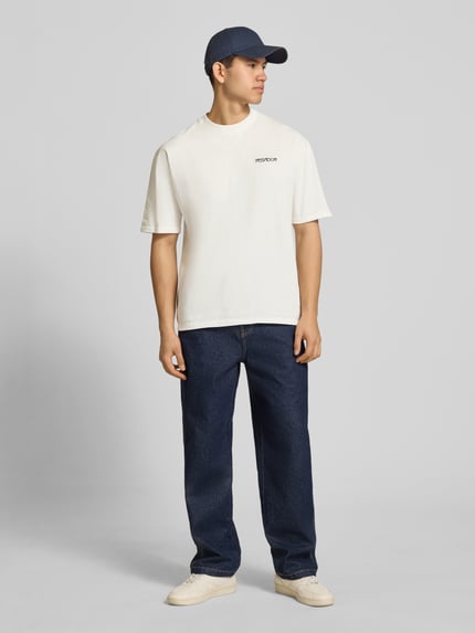 Männermodel trägt Oversized Herren T-Shirt aus Reine Baumwolle von Pegador, Modell 'Ravello', Label-Stitching, 1/2-Arm, Ganzkörperansicht von vorne.