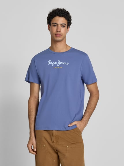 Männermodel trägt Regular Fit T-Shirt aus reiner Baumwolle Modell 'EGGO' von Pepe Jeans, Optik: Unifarben, Label-Print, Rundhals, Kurzarm, Materialverarbeitung: Jersey, Ganzkörperansicht von vorne.