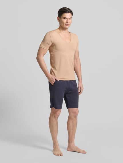 Männermodel trägt T-Shirt mit V-Ausschnitt von Mey, Beige, Baumwoll-Mix mit Stretch-Anteil, Slim Fit, Das DrunterHemd, DRY COTTON, Ganzkörperansicht von vorne.