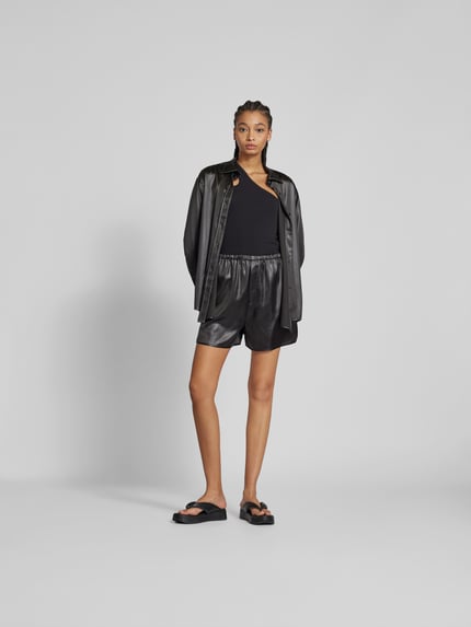 Filippa K Shorts in leerlook Donkerbruin - 1