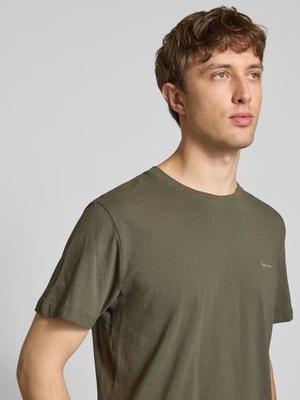 Männermodel trägt Regular Fit T-Shirt aus reiner Baumwolle Modell 'CONNOR' von Pepe Jeans in Oliv, unifarben, Nahaufnahme Oberkörper.