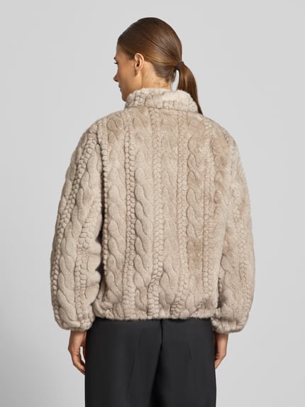 Frauenmodel trägt Teddyjacke mit strukturiertem Fleece von S. OLIVER BLACK LABEL, beige, unifarben, Stehkragen, Rückansicht, KI-modifiziertes Bild.