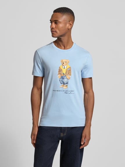 Męski t-shirt z nadrukiem z logo, wykonany z bawełny, krój slim fit, prążkowany okrągły dekolt, Polo Ralph Lauren, długość tyłu 68 cm, rozmiar M, jasnoniebieski kolor, całkowita sylwetka z przodu.
