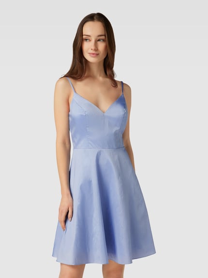 Modelka nosi Regular Fit Minikleid mit Spaghettiträgern od Luxuar w kolorze niebieskim, satynowy materiał, widok całej sylwetki z przodu.