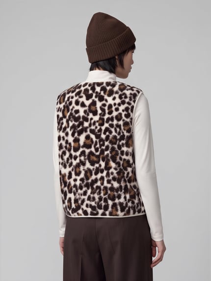 Frauenmodel trägt Weste mit paspeliertem Abschluss von s.Oliver RED LABEL im Animal Print, Braun-Weiß, Fleece, Ganzkörperansicht Rückansicht.
