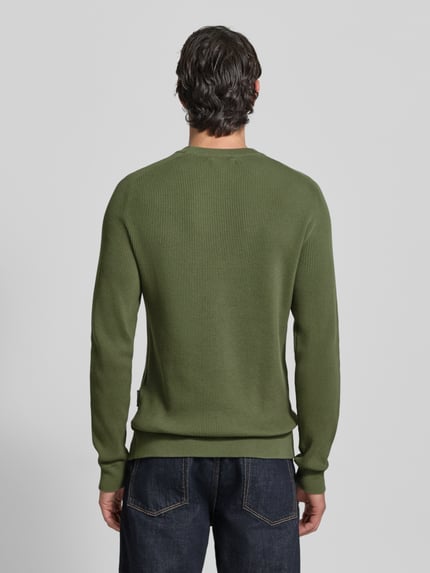 Männermodel trägt Slim Fit Pullover in Strick-Optik Modell 'Nordin' van Casual Friday, groene katoenen stof, ronde hals, ruglengte 72 cm, mouwlengte 76 cm, ganzkörperansicht rückansicht.